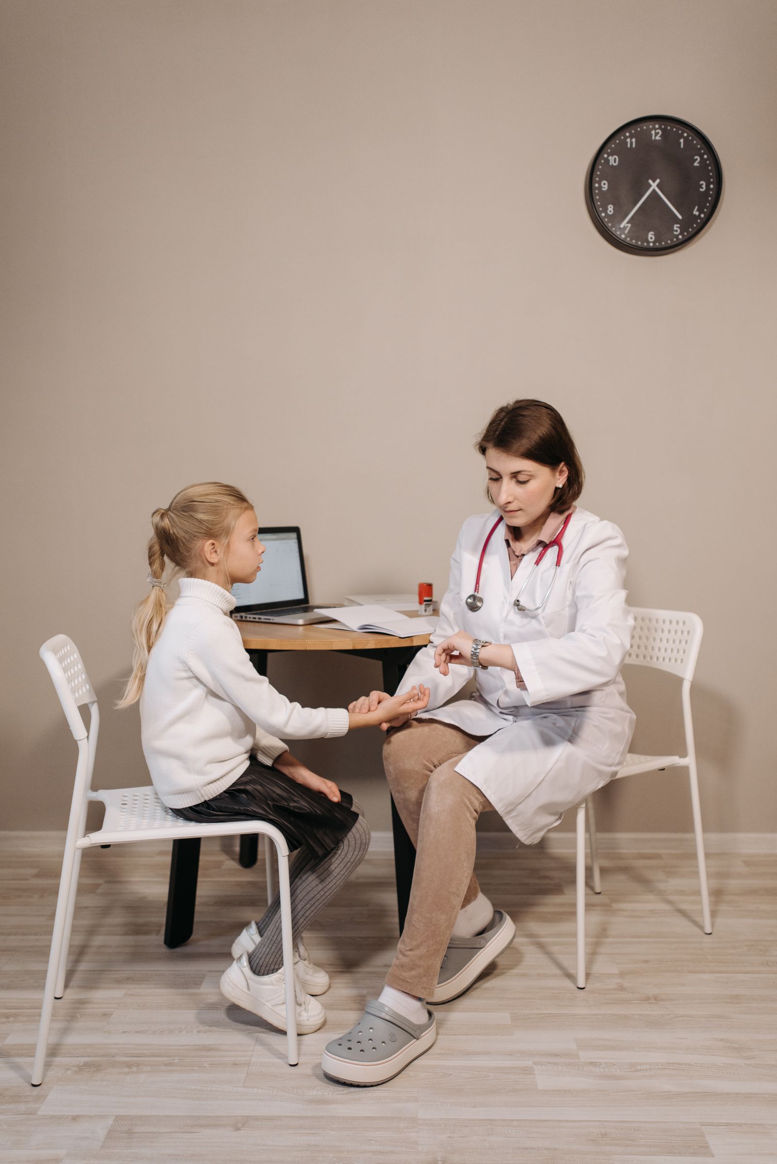 Atención médica de una niña durante una consulta